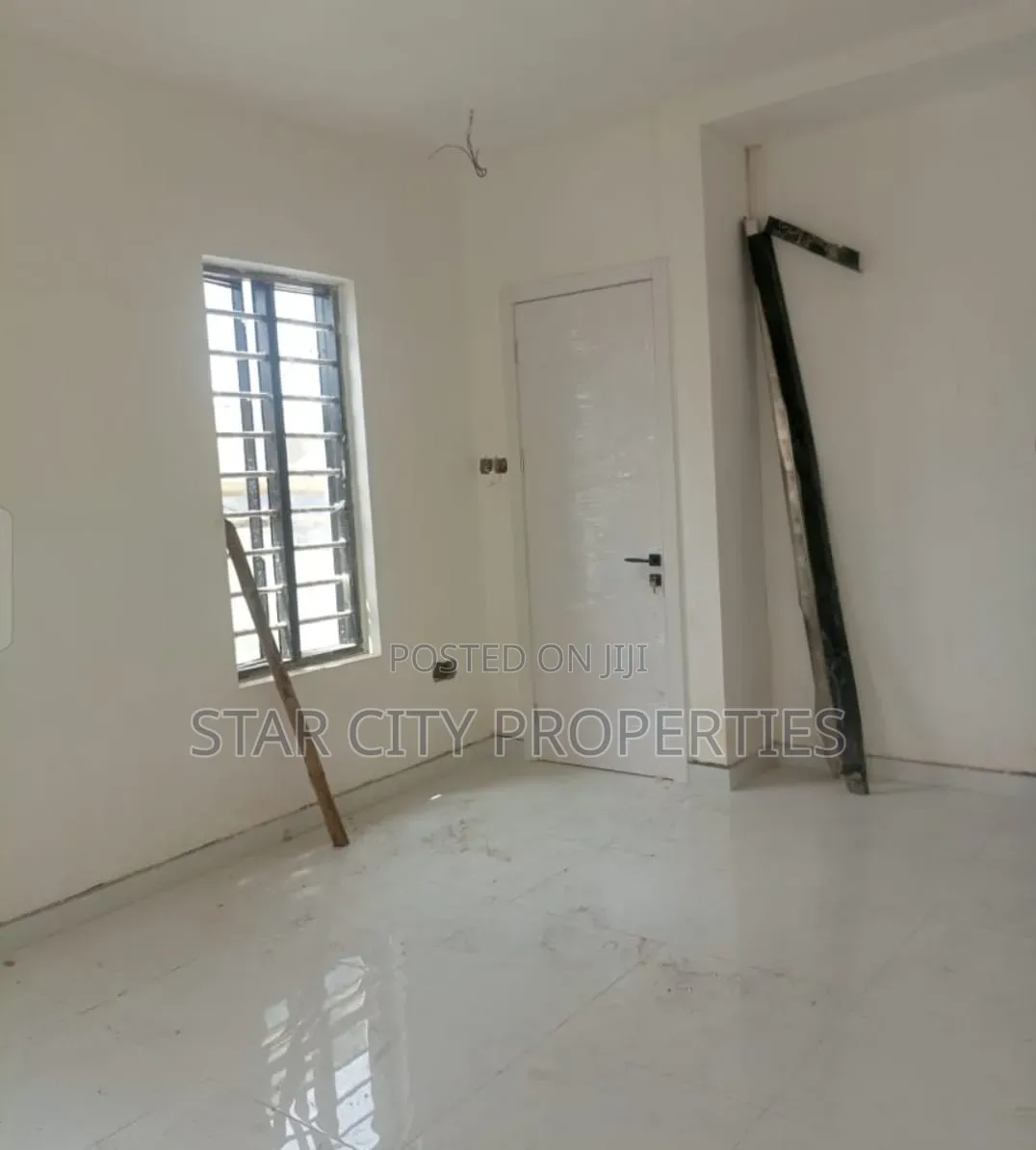 5bdrm House in Magodo Phase 2 for sale