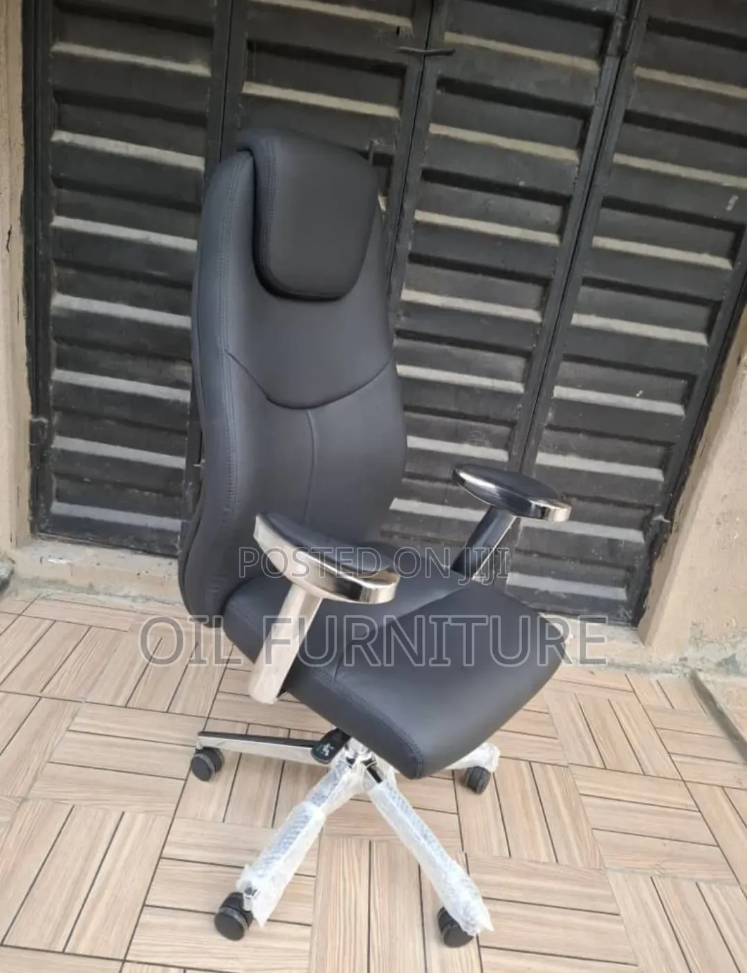 High-End Orthopedic Executive Boss Office Chair With Metal Base