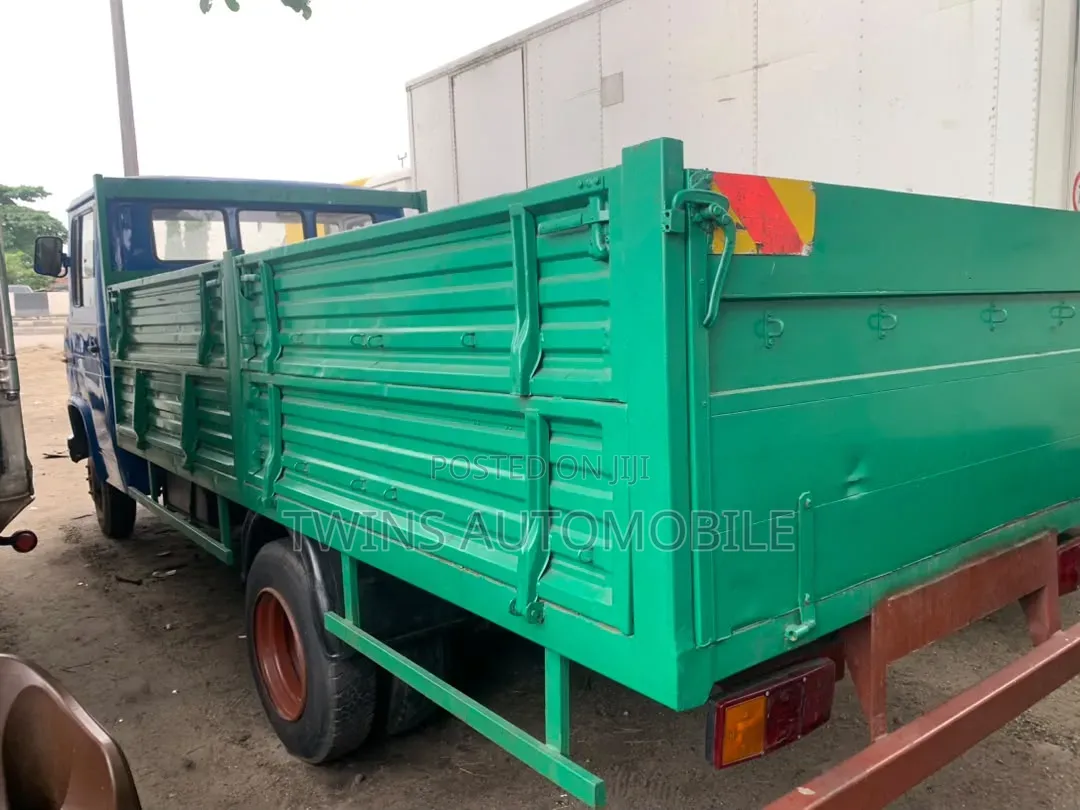 CleanMercedes Benz Truck 609D