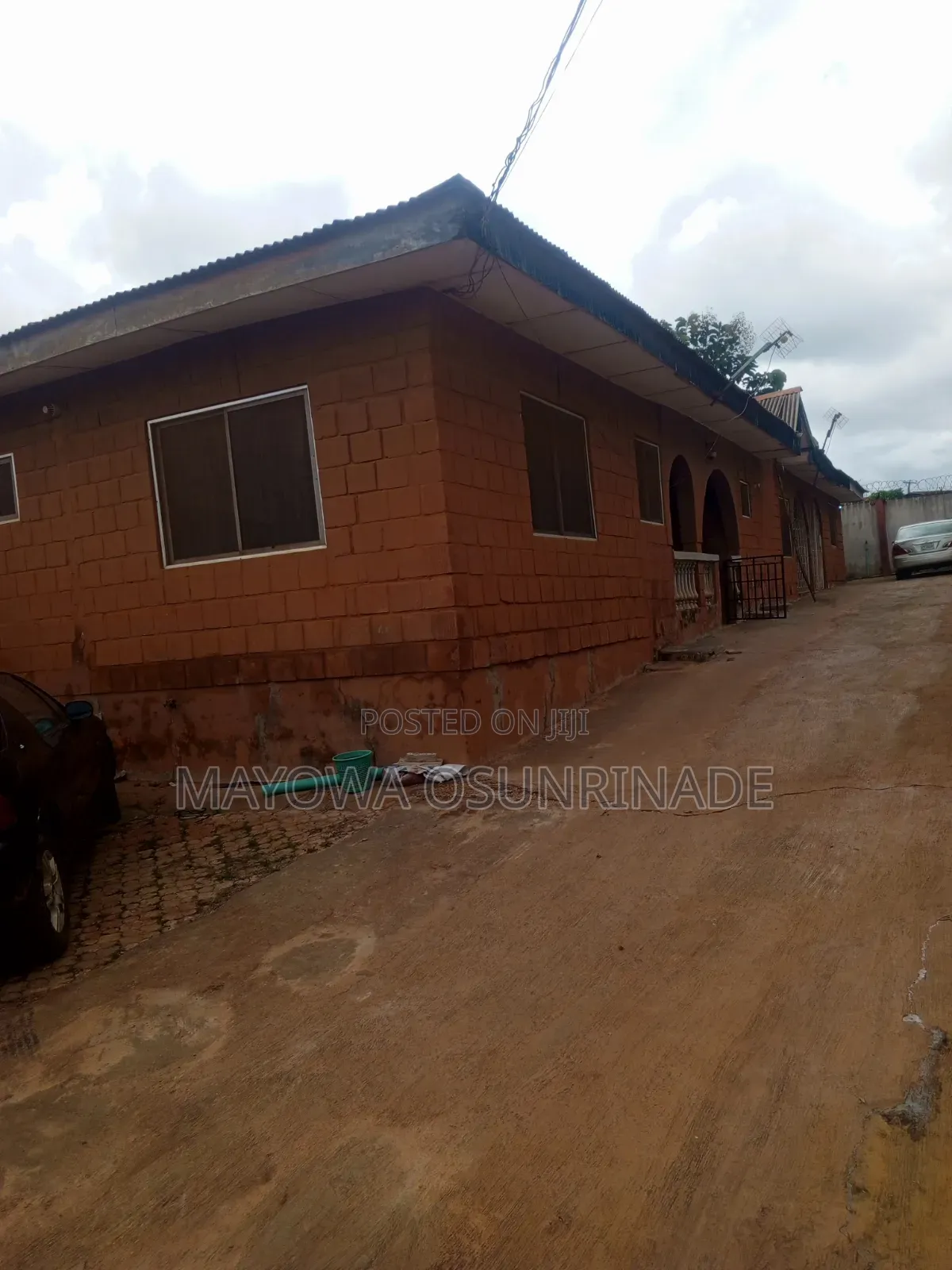 6bdrm Bungalow in Ologuneru for sale