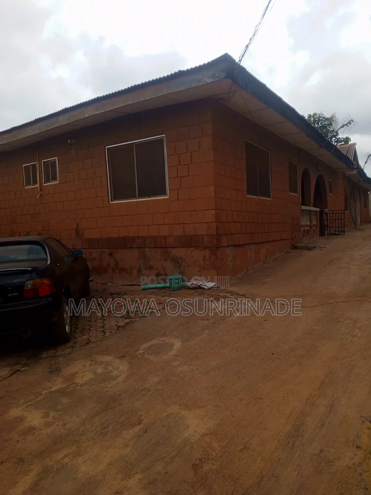 6bdrm Bungalow in Ologuneru for sale