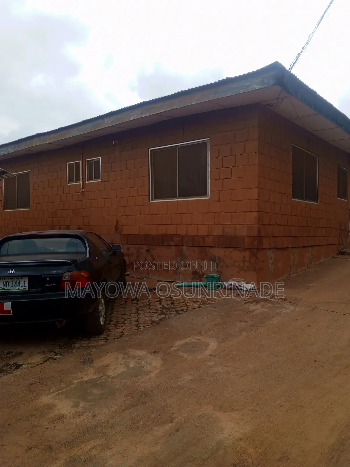 6bdrm Bungalow in Ologuneru for sale