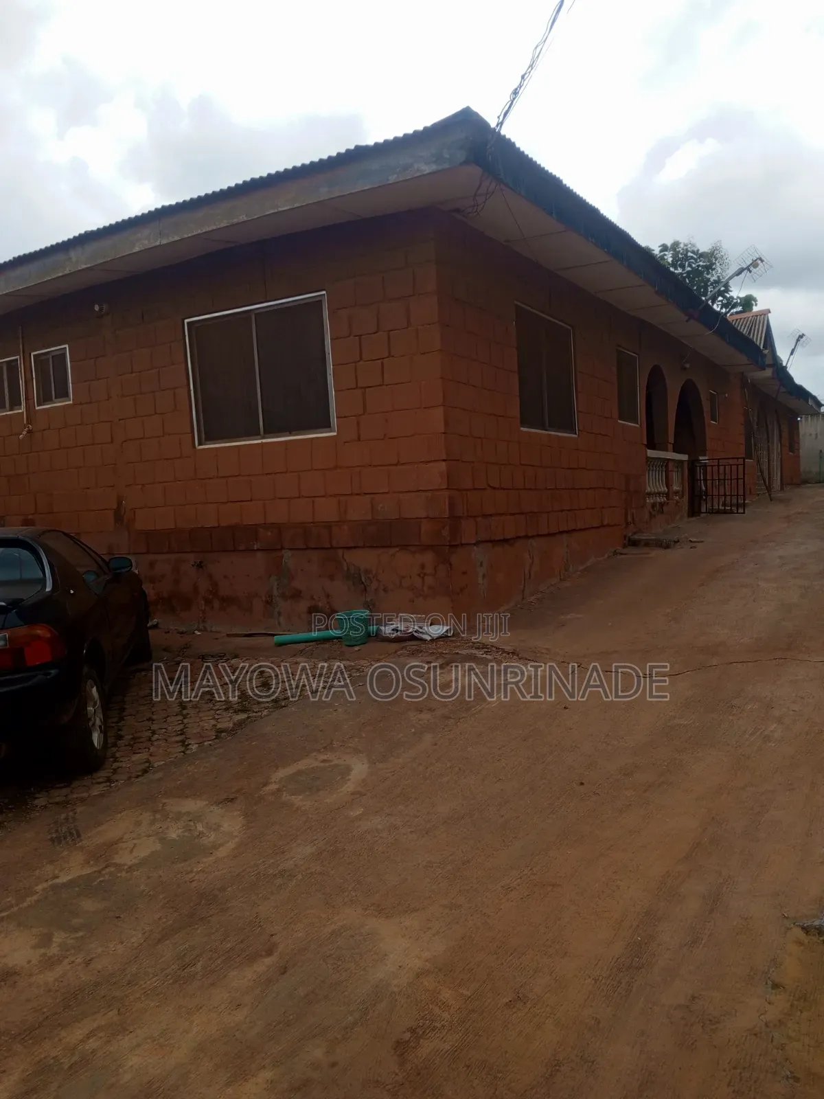 6bdrm Bungalow in Ologuneru for sale