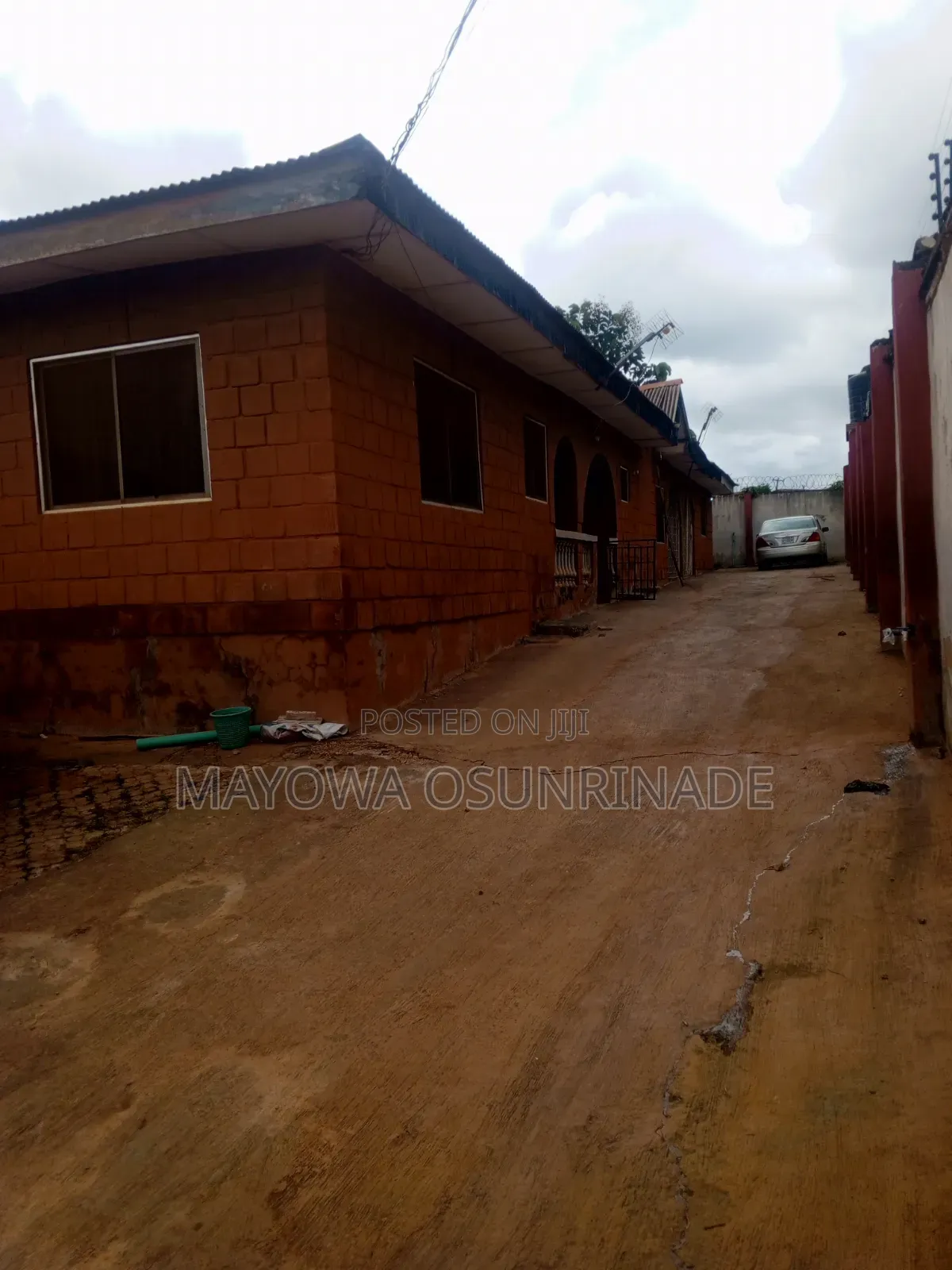 6bdrm Bungalow in Ologuneru for sale