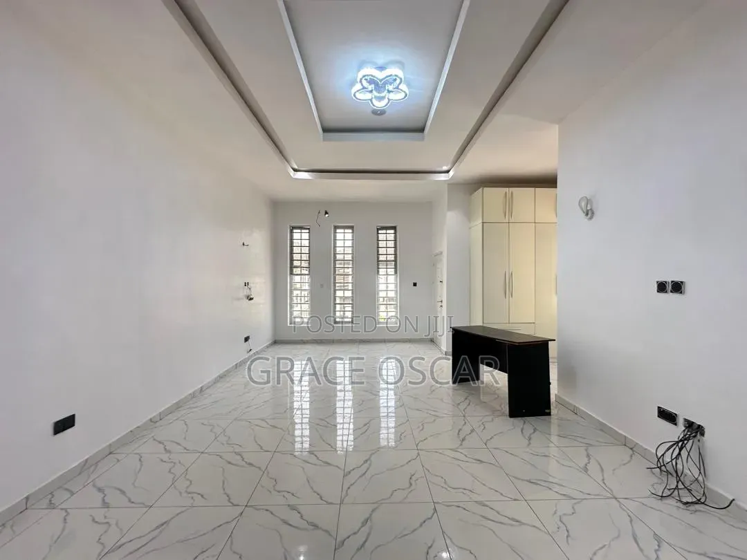 4bdrm Duplex in Chevron for rent
