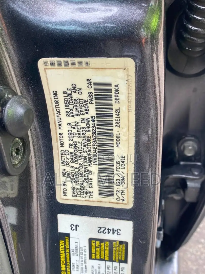 Toyota Corolla Base 4dr Sedan (1.8L 4cyl 5M) 2010 Gray