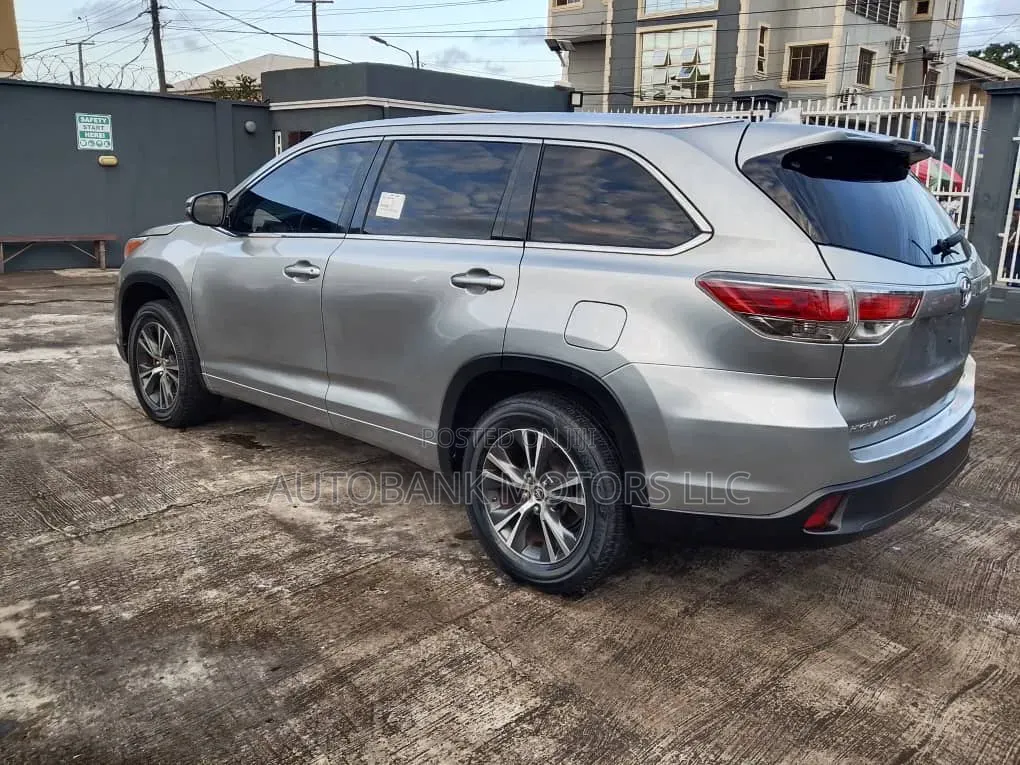 Toyota Highlander XLE V6 4x2 (3.5L 6cyl 6A) 2016 Silver