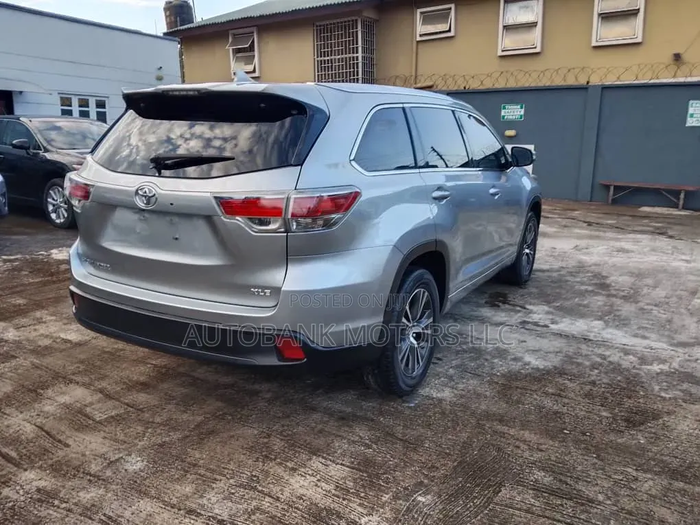 Toyota Highlander XLE V6 4x2 (3.5L 6cyl 6A) 2016 Silver