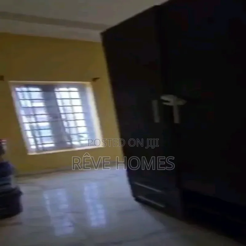 3bdrm Block of Flats in Adekunle for rent
