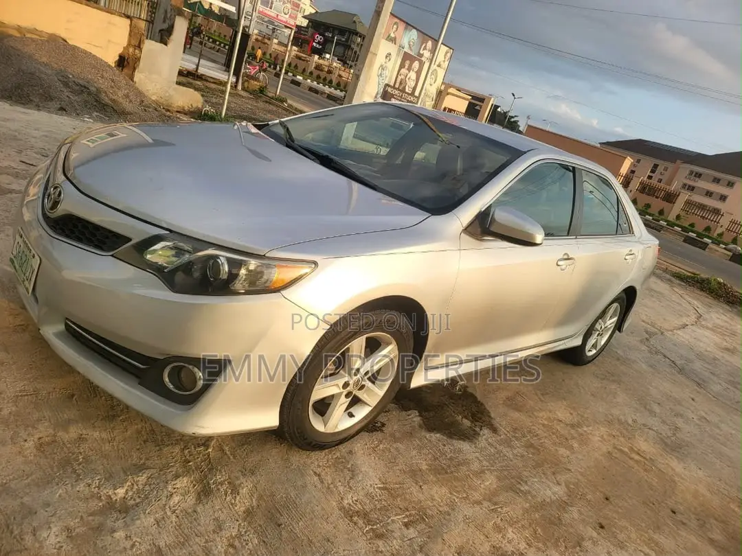 Toyota Camry SE 4dr Sedan (2.5L 4cyl 6A) 2013 Silver
