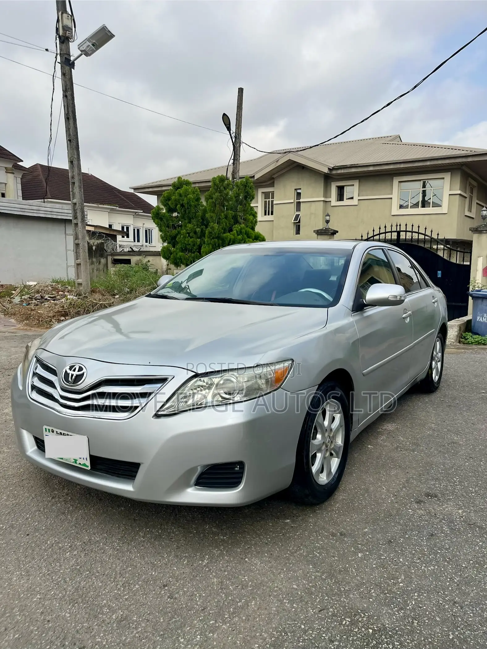 Toyota Camry LE 4dr Sedan (2.5L 4cyl 6A) 2011 Silver