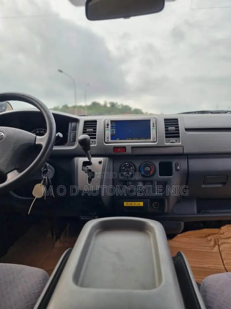 Toyota HiAce 2010 Black