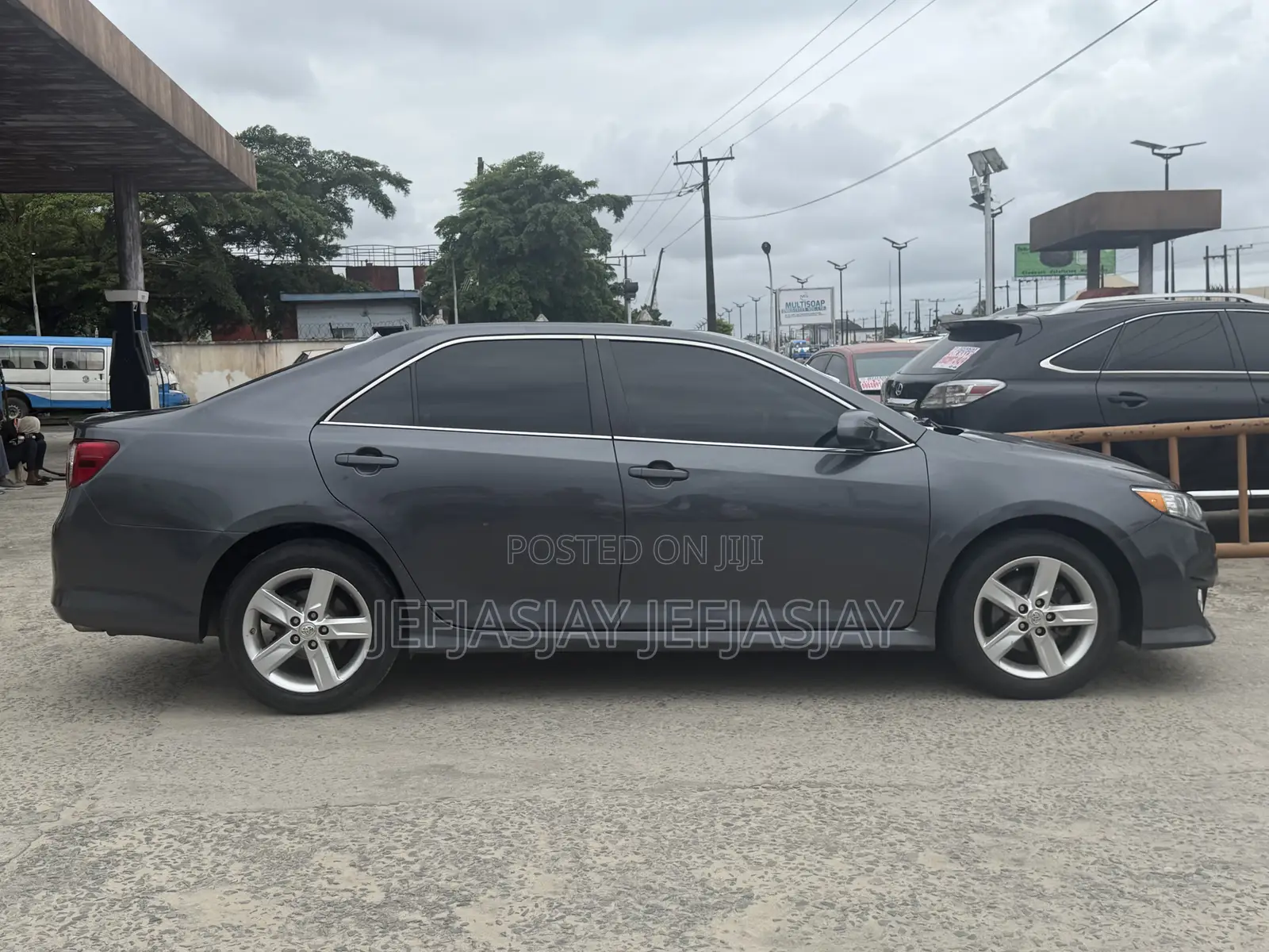 Toyota Camry SE 4dr Sedan (2.5L 4cyl 6A) 2013 Gray