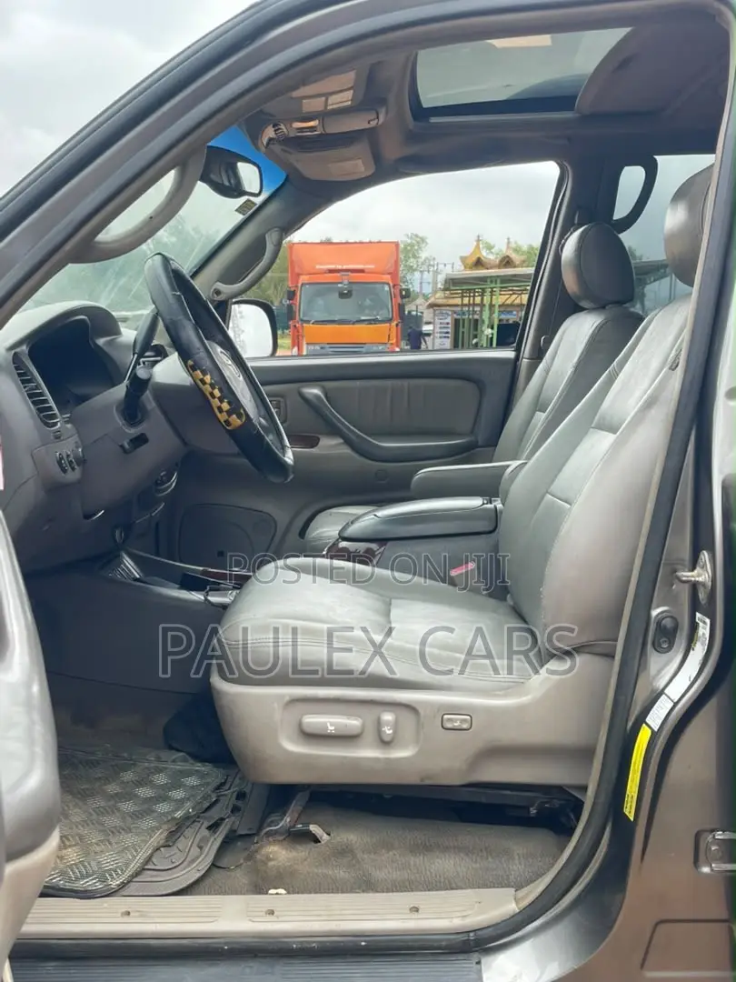 Toyota Sequoia SR5 4dr SUV 4WD (4.7L 8cyl 5A) 2005 Gray