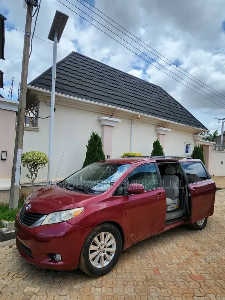 Toyota Sienna 2013 Red