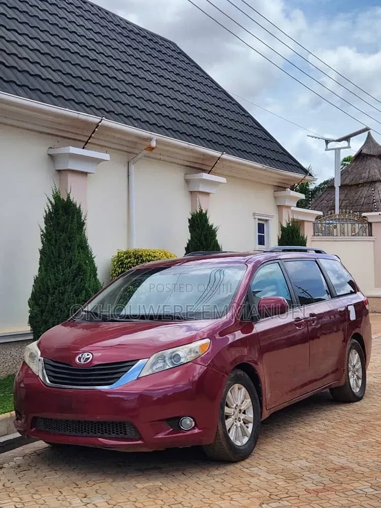 Toyota Sienna 2013 Red