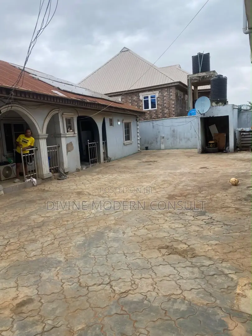6bdrm Bungalow in Lagos State for sale