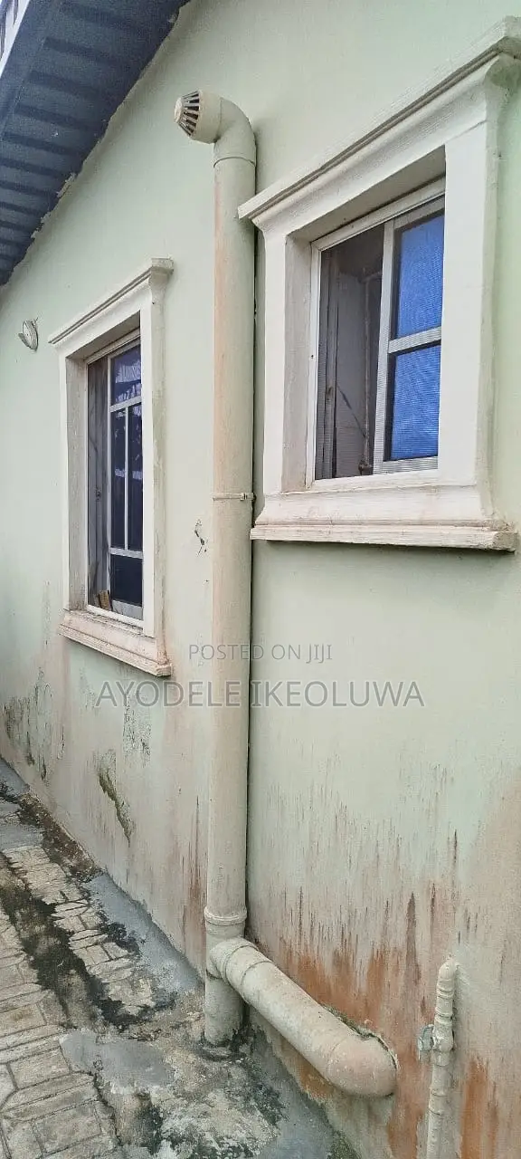 3bdrm Bungalow in Isuti Road, Igando / Ikotun/Igando for sale