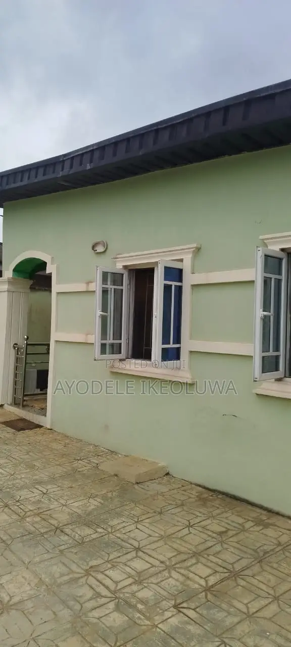 3bdrm Bungalow in Isuti Road, Igando / Ikotun/Igando for sale