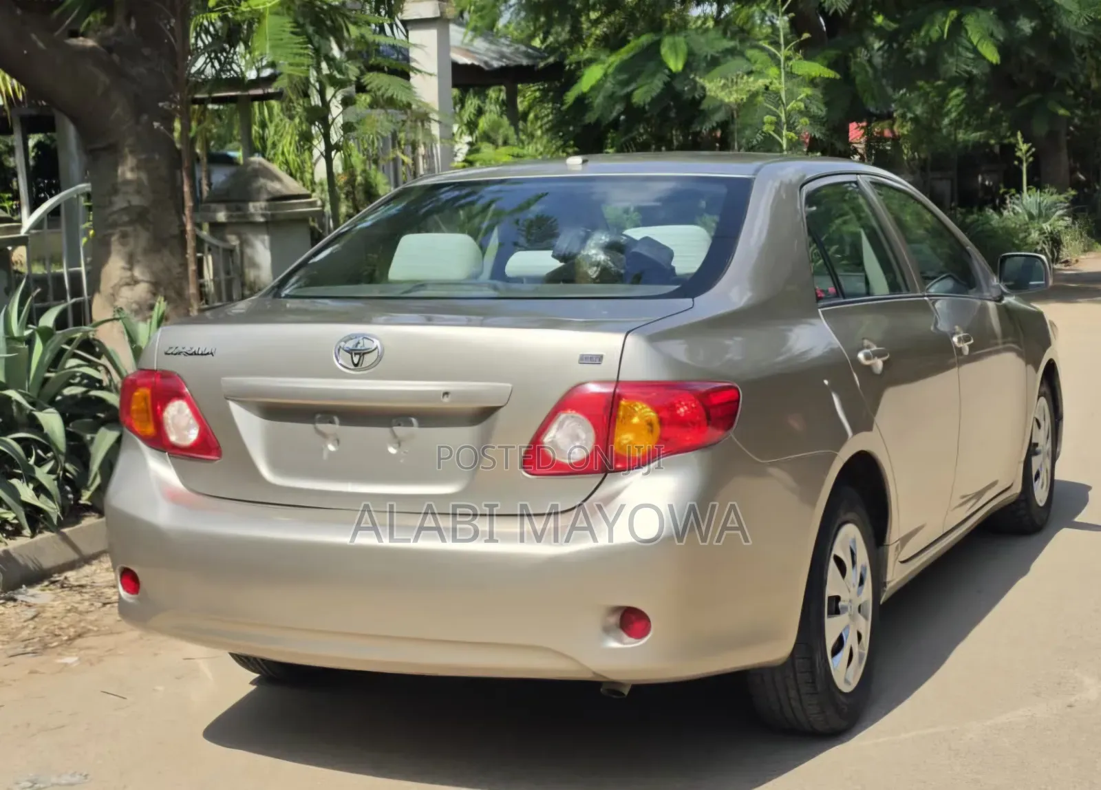 Toyota Corolla LE 4dr Sedan (1.8L 4cyl 4A) 2010 Gold
