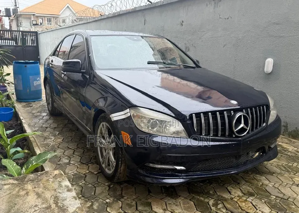 Mercedes-Benz C300 2011 Blue