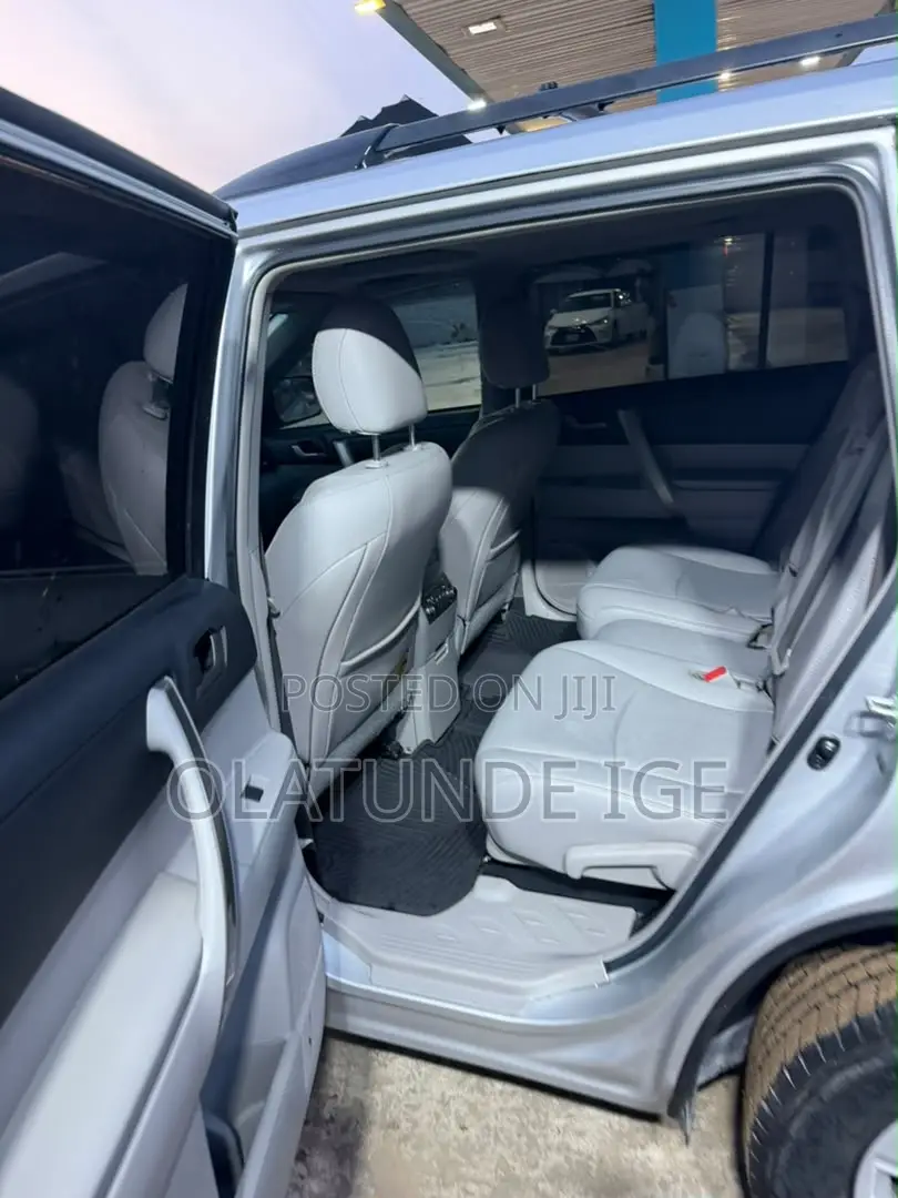 Toyota Highlander SE 3.5L 4WD 2013 Silver