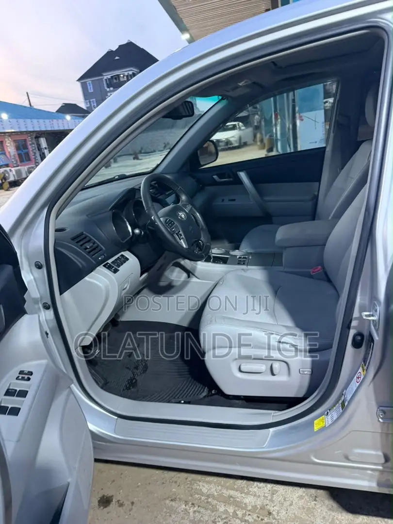 Toyota Highlander SE 3.5L 4WD 2013 Silver