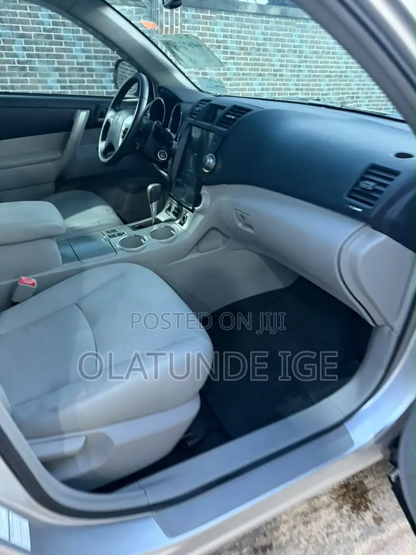 Toyota Highlander SE 3.5L 4WD 2013 Silver