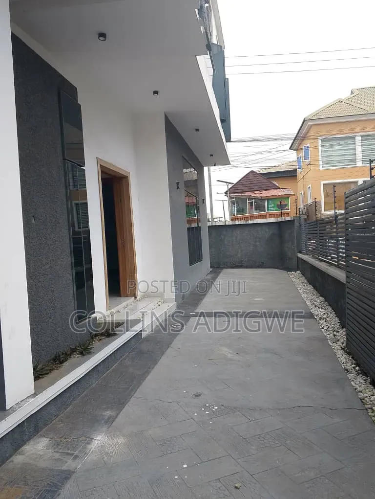 5bdrm Duplex in Osapa Lekki Lagos for sale
