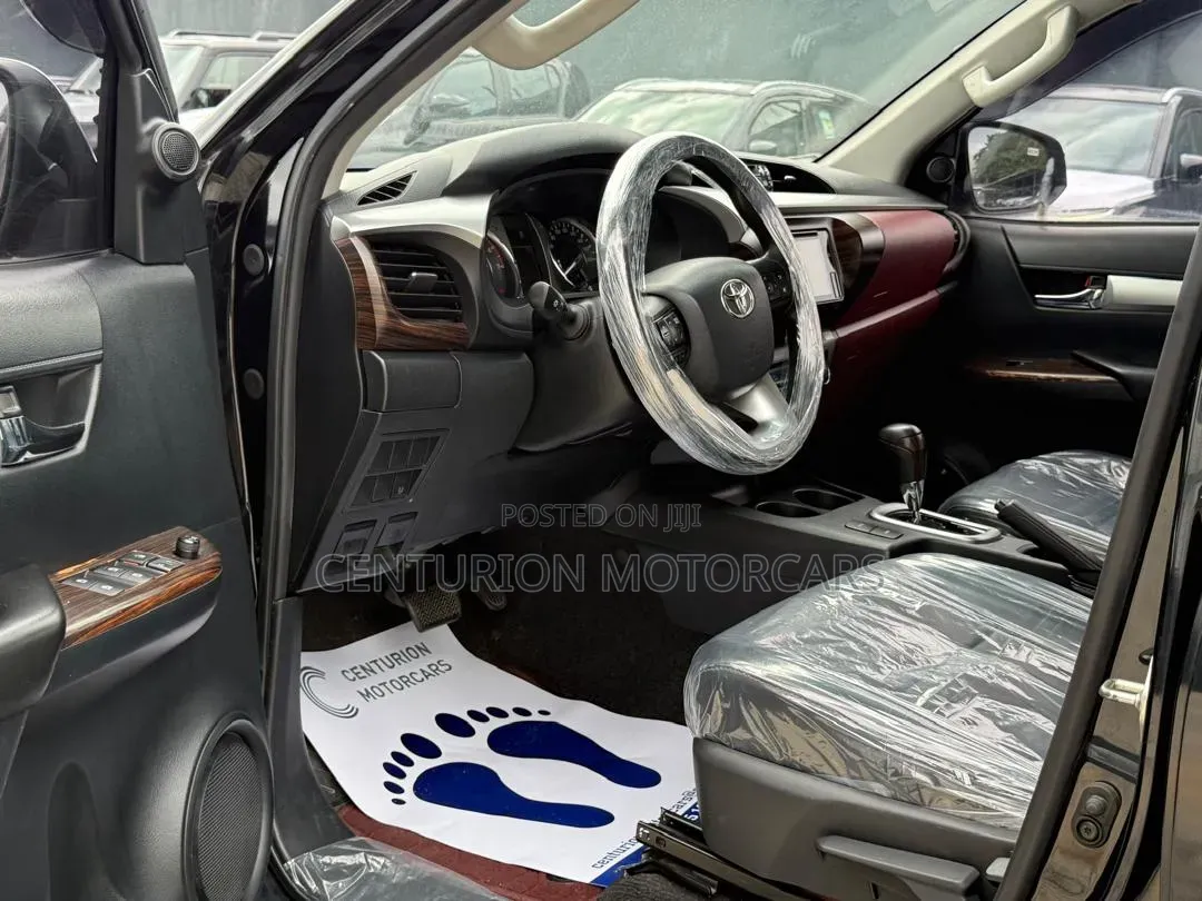 Toyota Hilux 2022 Black