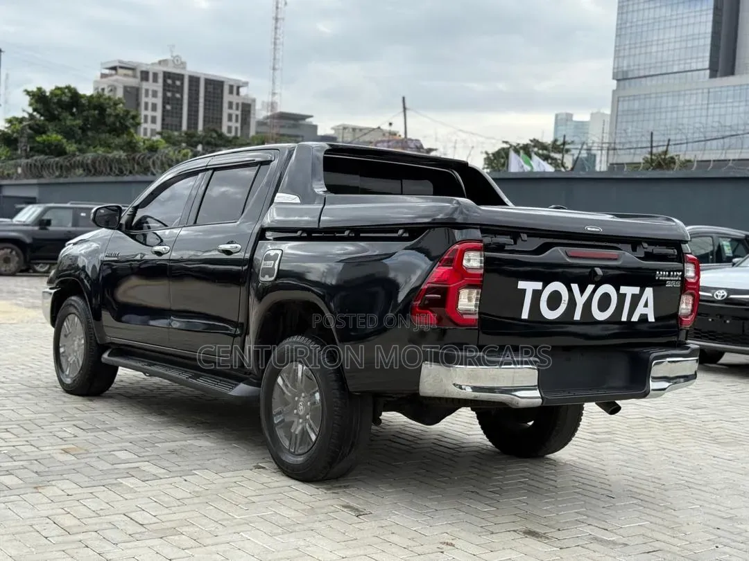 Toyota Hilux 2022 Black