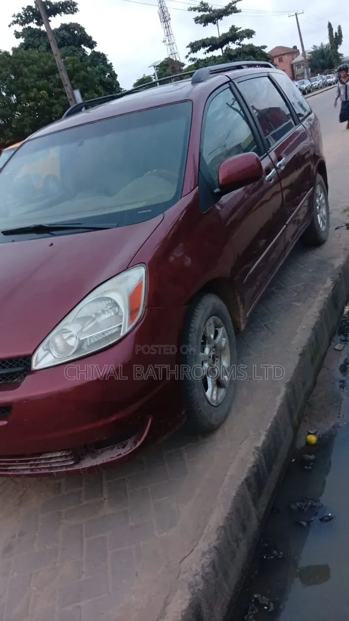 Toyota Sienna 2005 Red