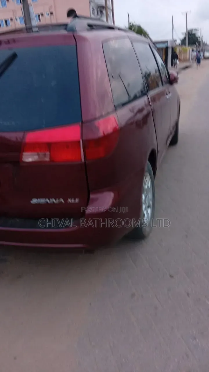 Toyota Sienna 2005 Red