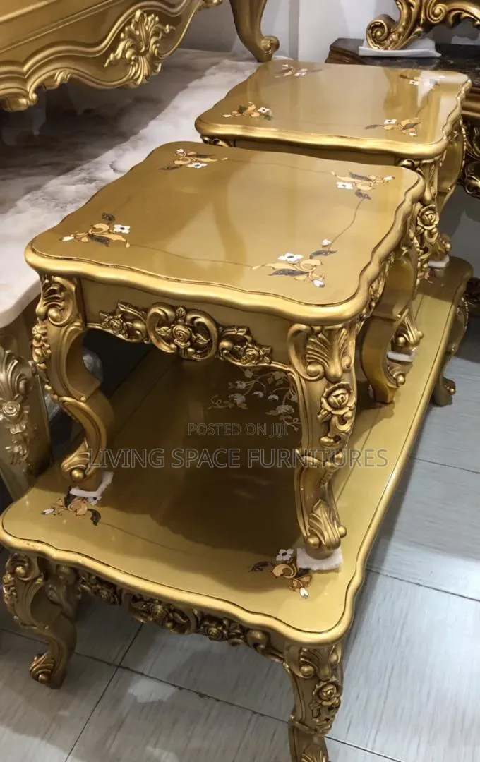 Royal Center Table With Side Stools