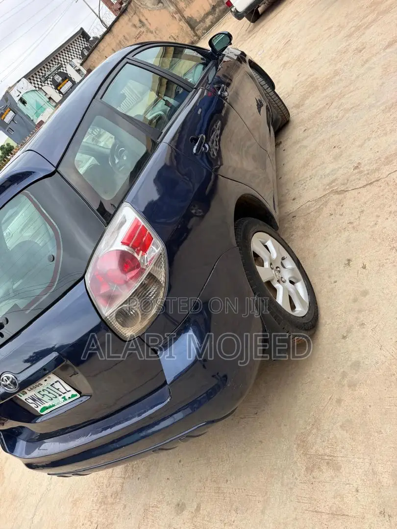 Toyota Matrix Hatchback AWD (1.8L 4cyl 4A) 2005 Blue