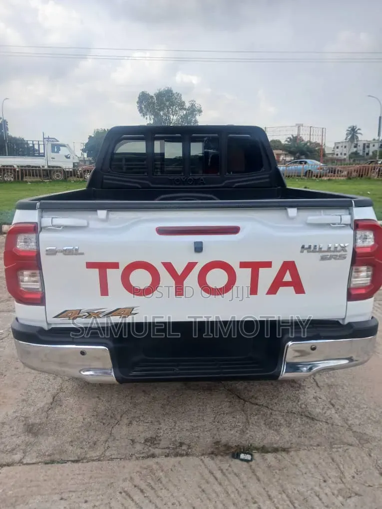 Toyota Hilux 2020 White