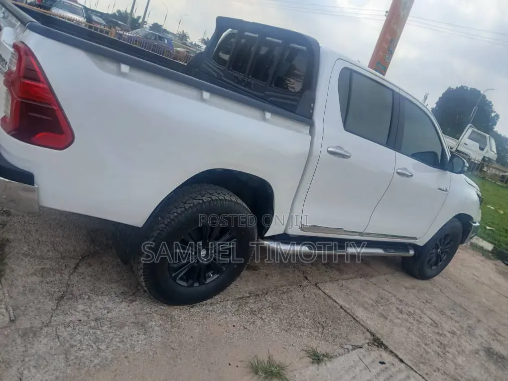 Toyota Hilux 2020 White