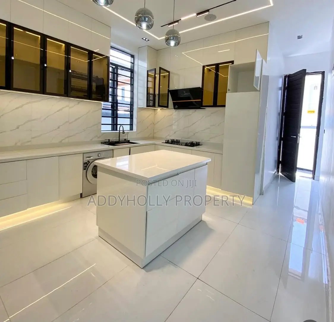 5bdrm Duplex in Ikota for sale