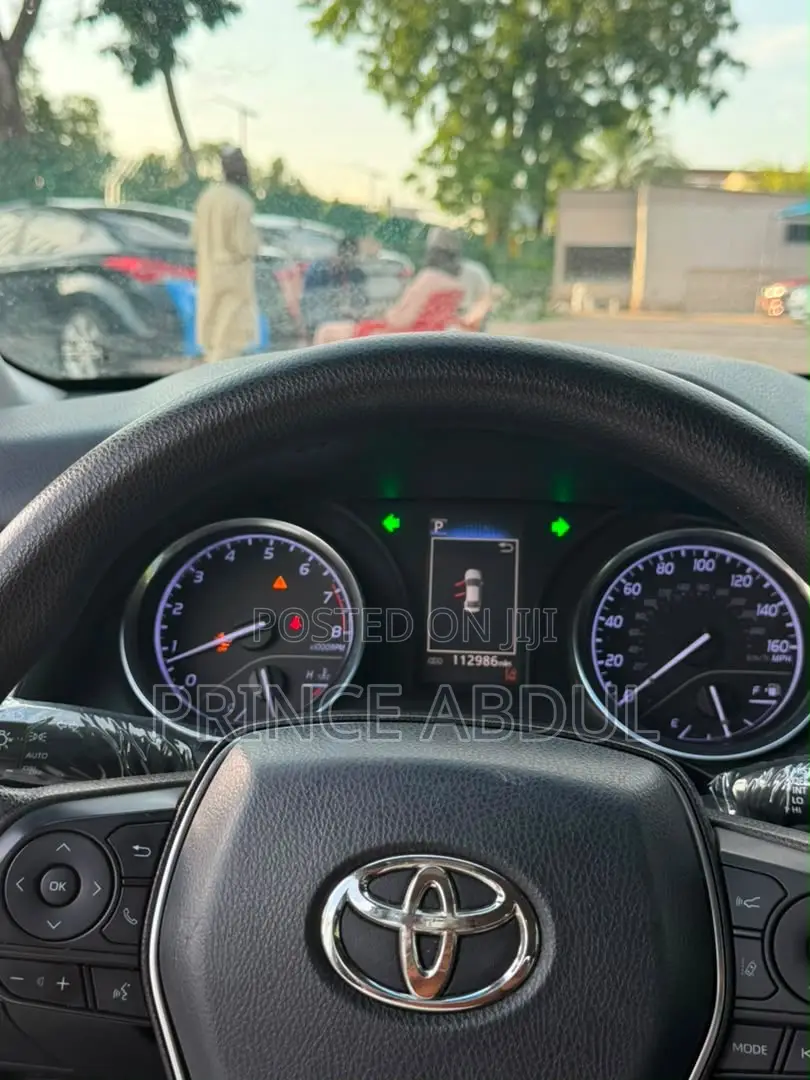 Toyota Camry 2018 Silver