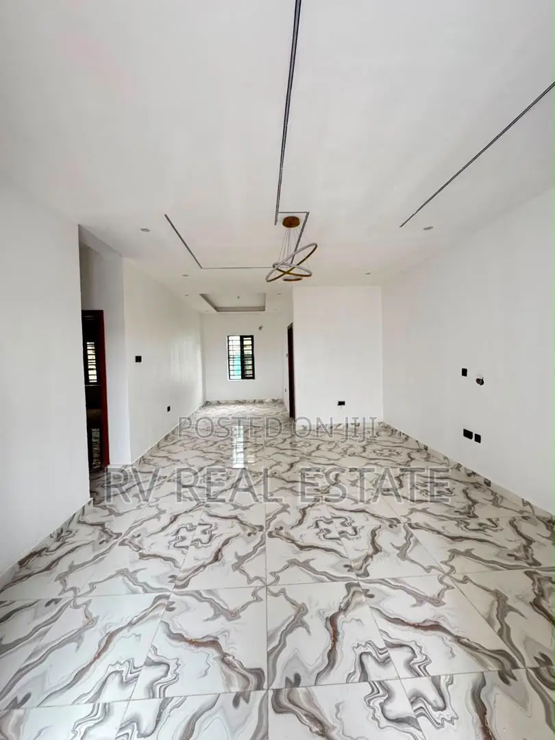 2bdrm Apartment in Surulere for sale