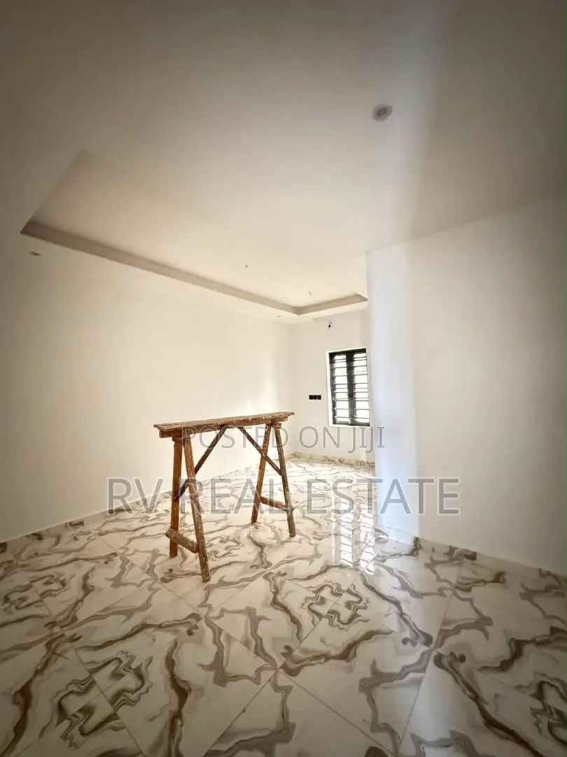 2bdrm Apartment in Surulere for sale