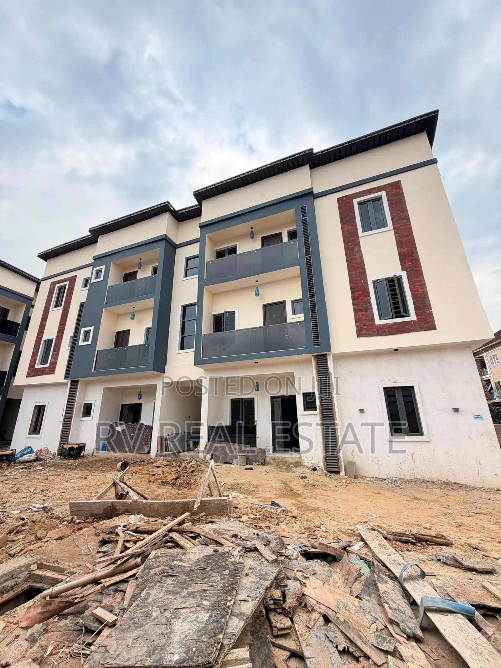 2bdrm Apartment in Surulere for sale