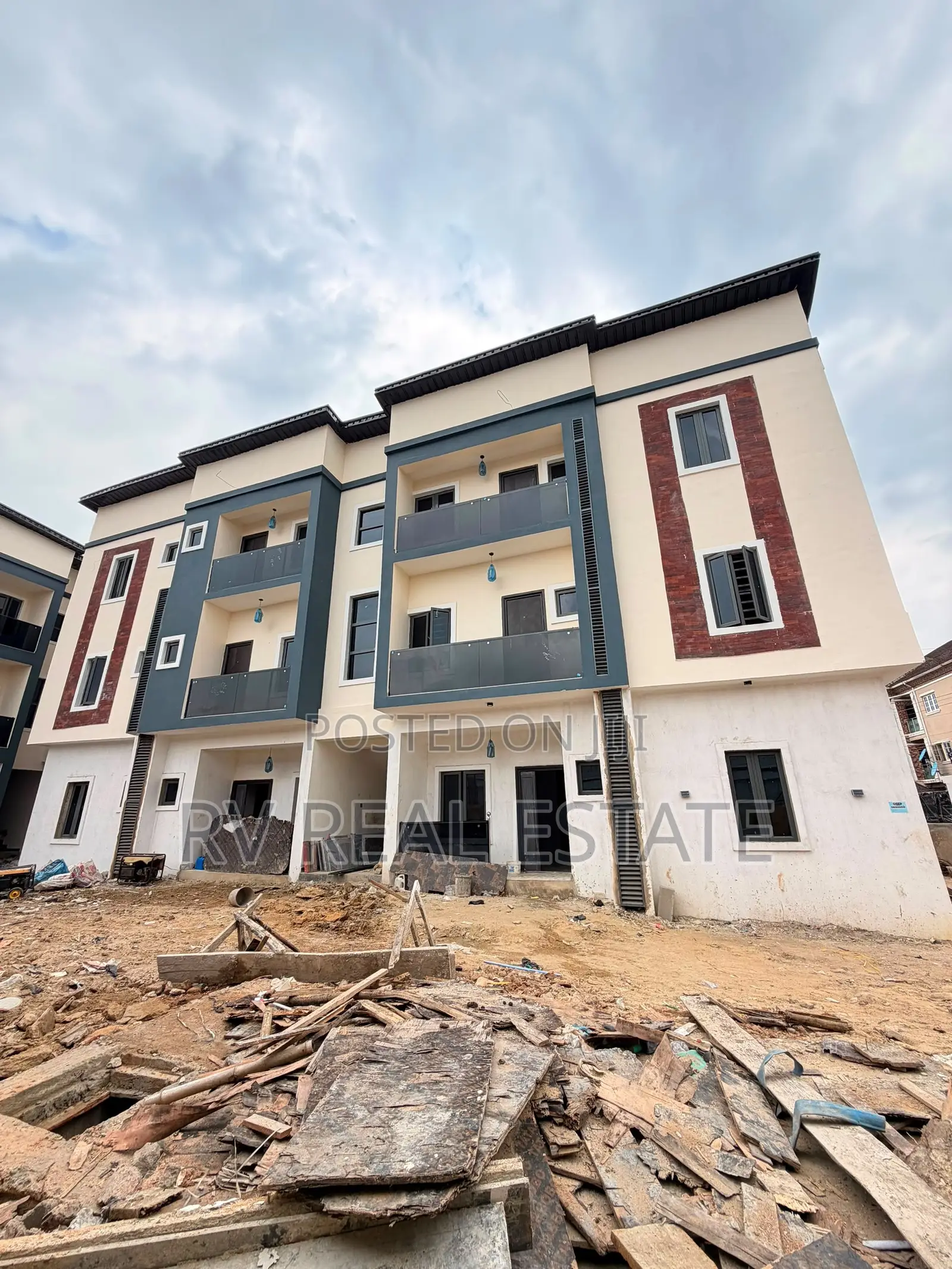 2bdrm Apartment in Surulere for sale