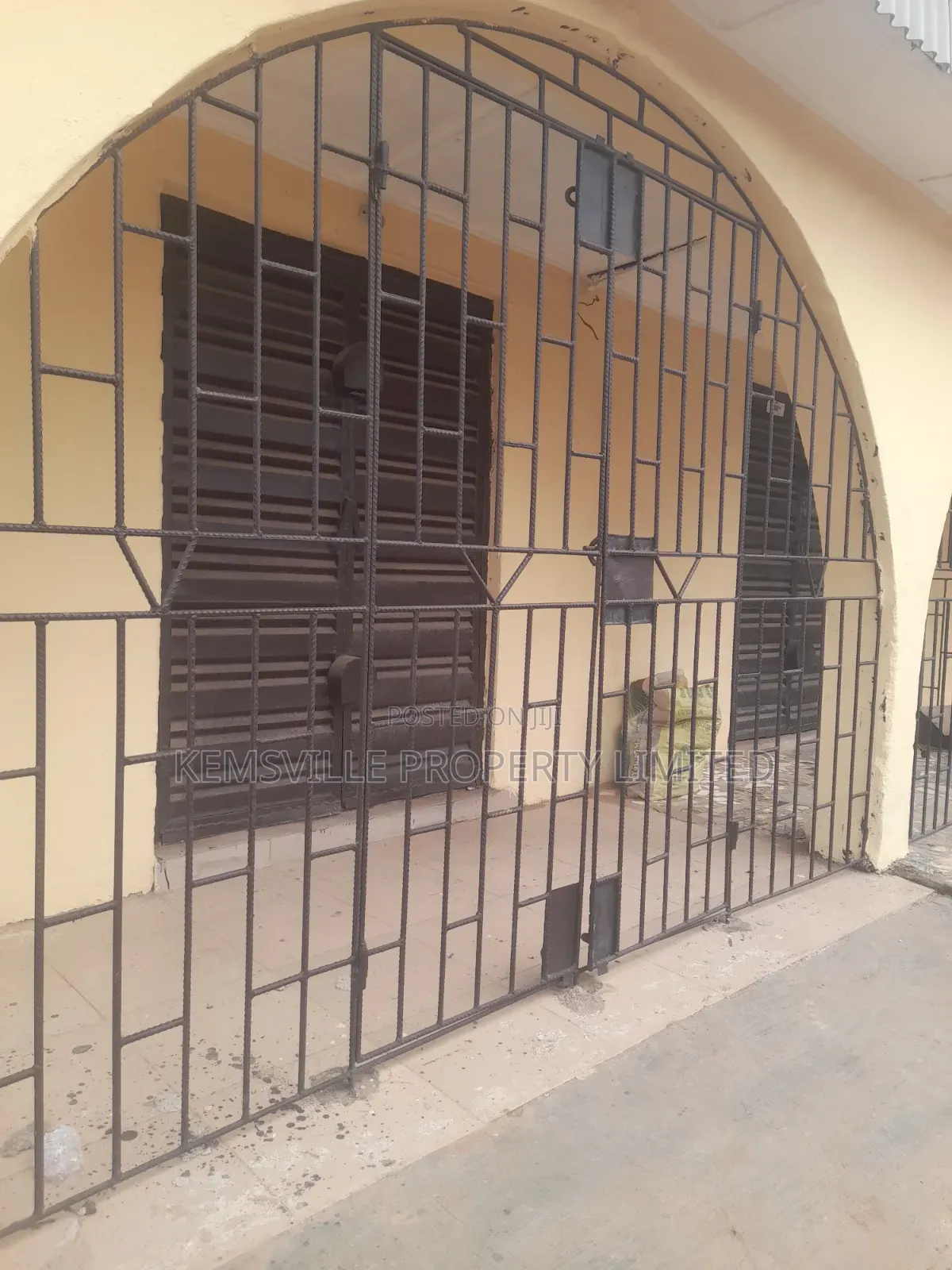 Big Shop With Bulglary for Rent