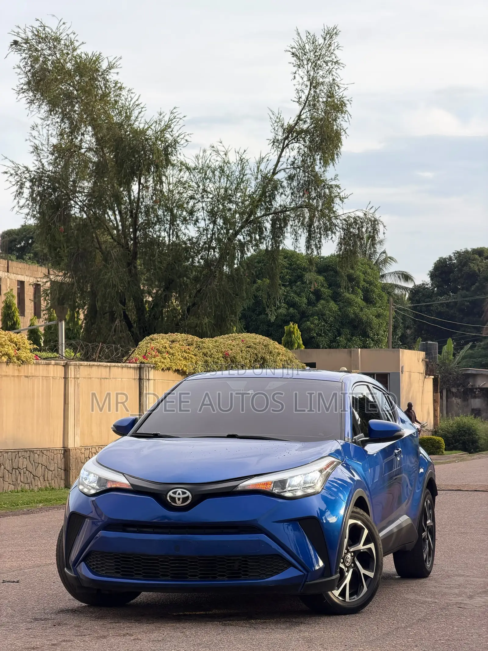 Toyota C-HR XLE FWD 2020 Blue