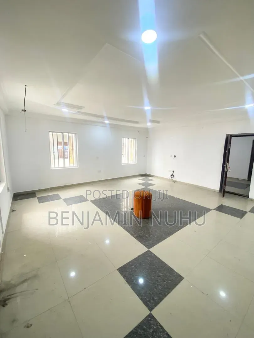 4bdrm Duplex in In A Secure Estate, Lekki Phase 1 for rent