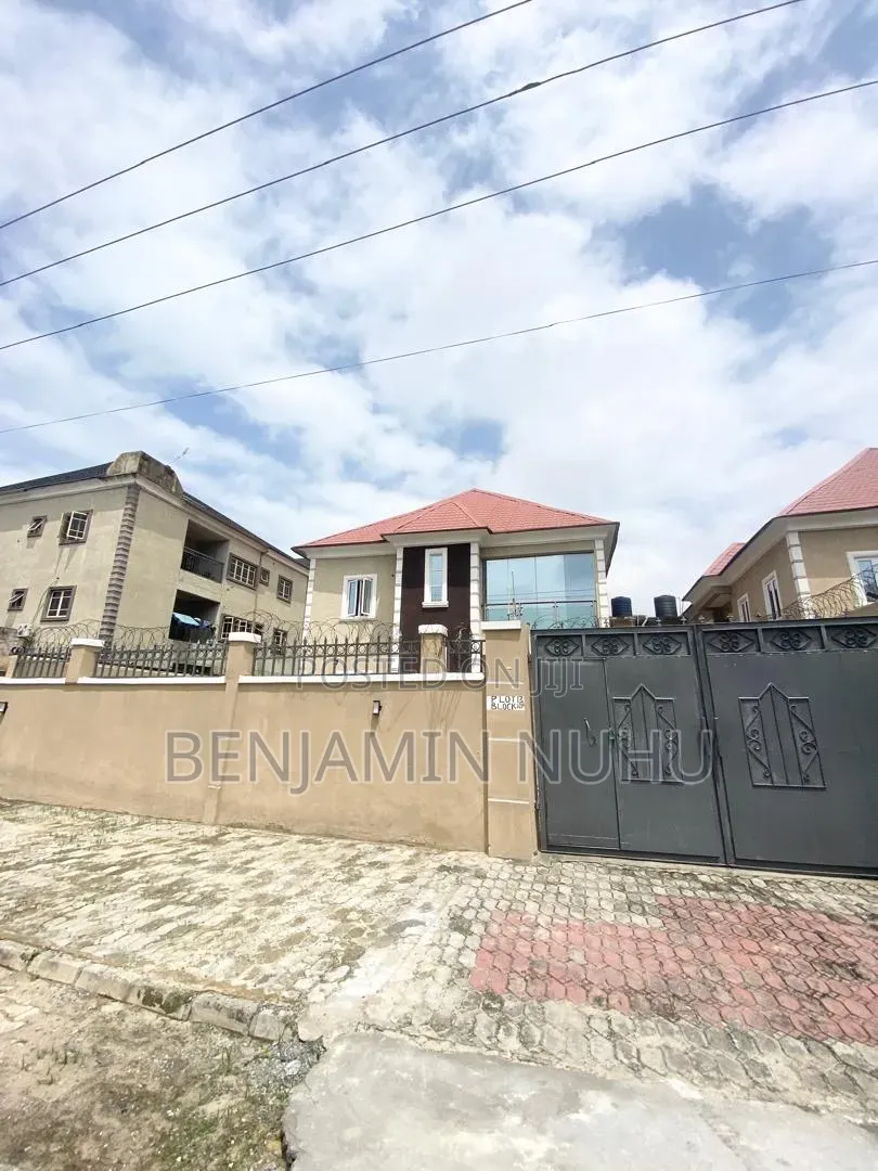 4bdrm Duplex in In A Secure Estate, Lekki Phase 1 for rent