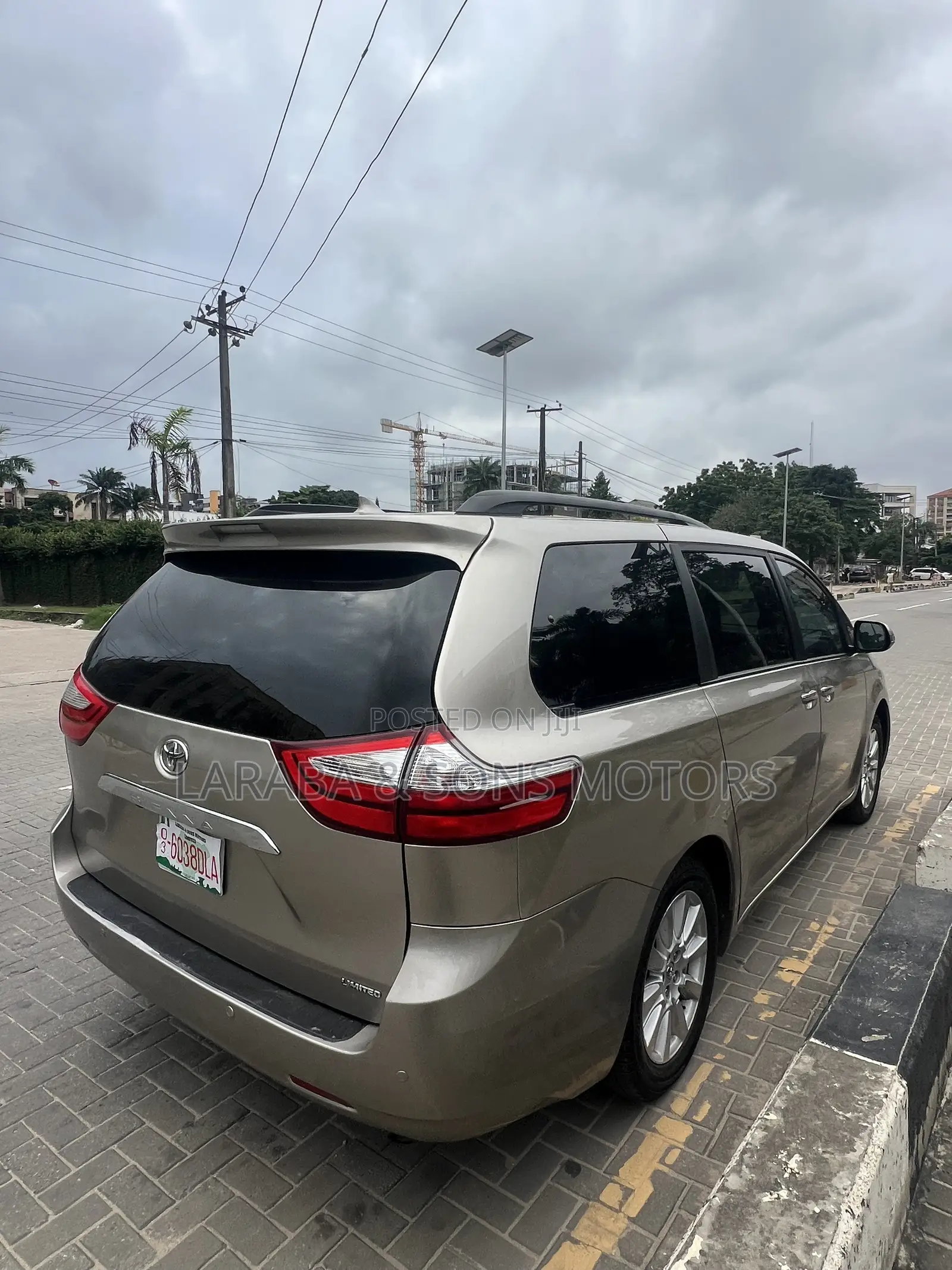 Toyota Sienna Limited Premium 7 Passenger (3.5L 6cyl 8A) 2017 Gold