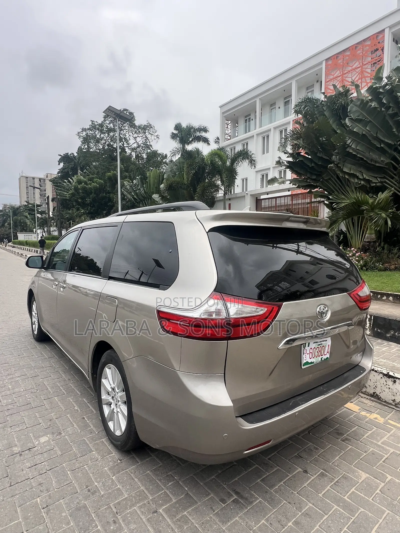 Toyota Sienna Limited Premium 7 Passenger (3.5L 6cyl 8A) 2017 Gold
