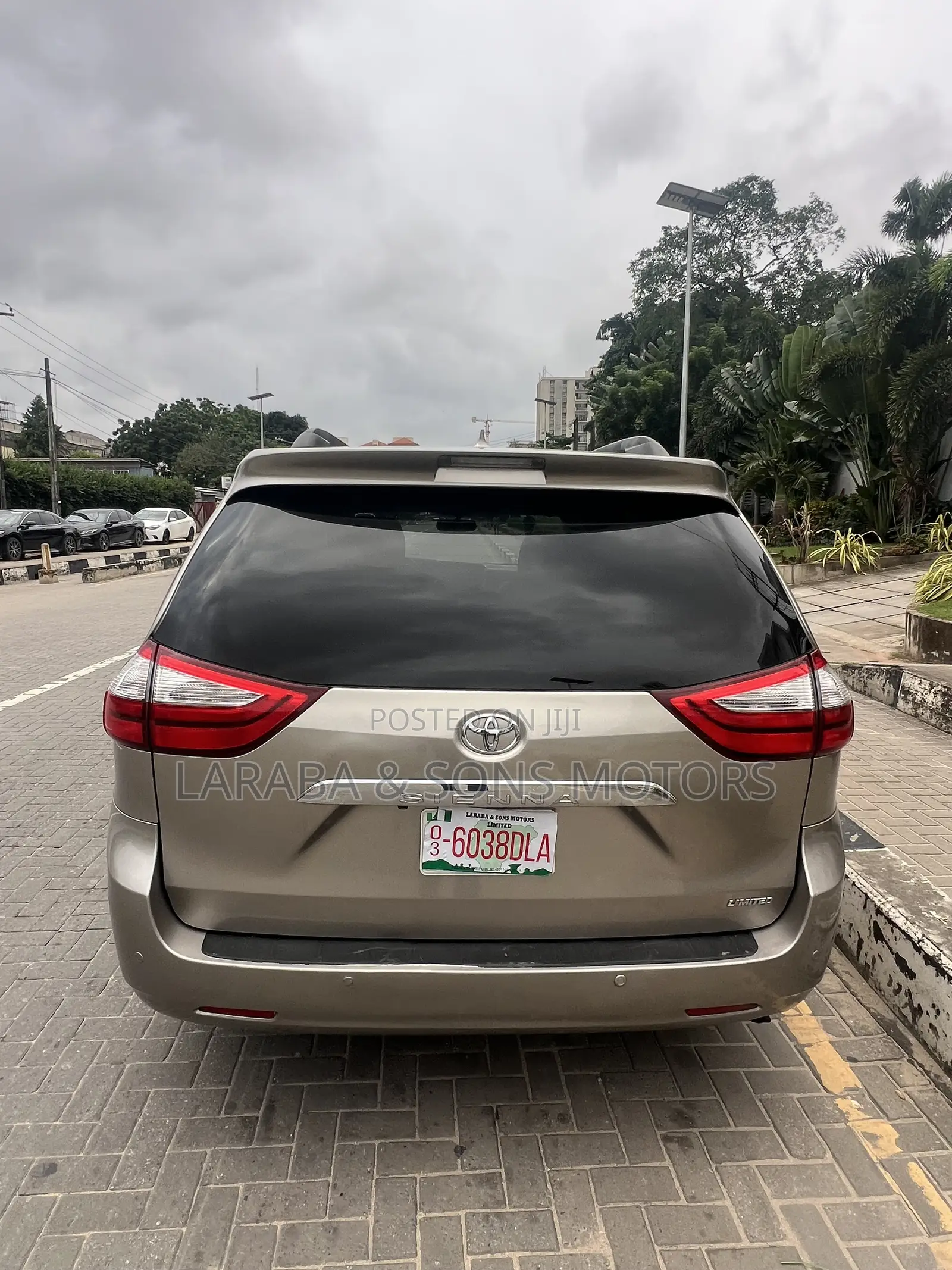 Toyota Sienna Limited Premium 7 Passenger (3.5L 6cyl 8A) 2017 Gold